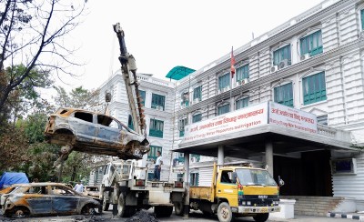  सिंहदरबारभित्र आगजनीमा परेका सवारी साधन क्रेन लगाएर हटाइँदै 
